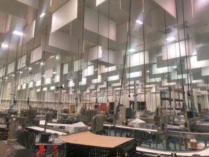 Déflecteurs absorbants suspendus aux plafonds