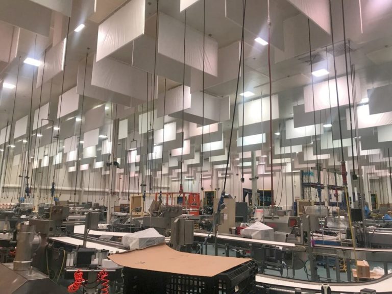 Déflecteurs absorbants suspendus aux plafonds