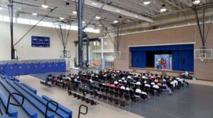 Les défis acoustiques des gymnases avec des utilisations en auditorium et en classe