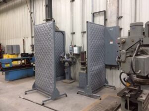 Murs antibruit qui n’enferment pas complètement la source