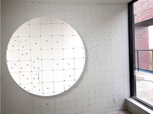 Fixation de cloisons sèches avec des clous en béton